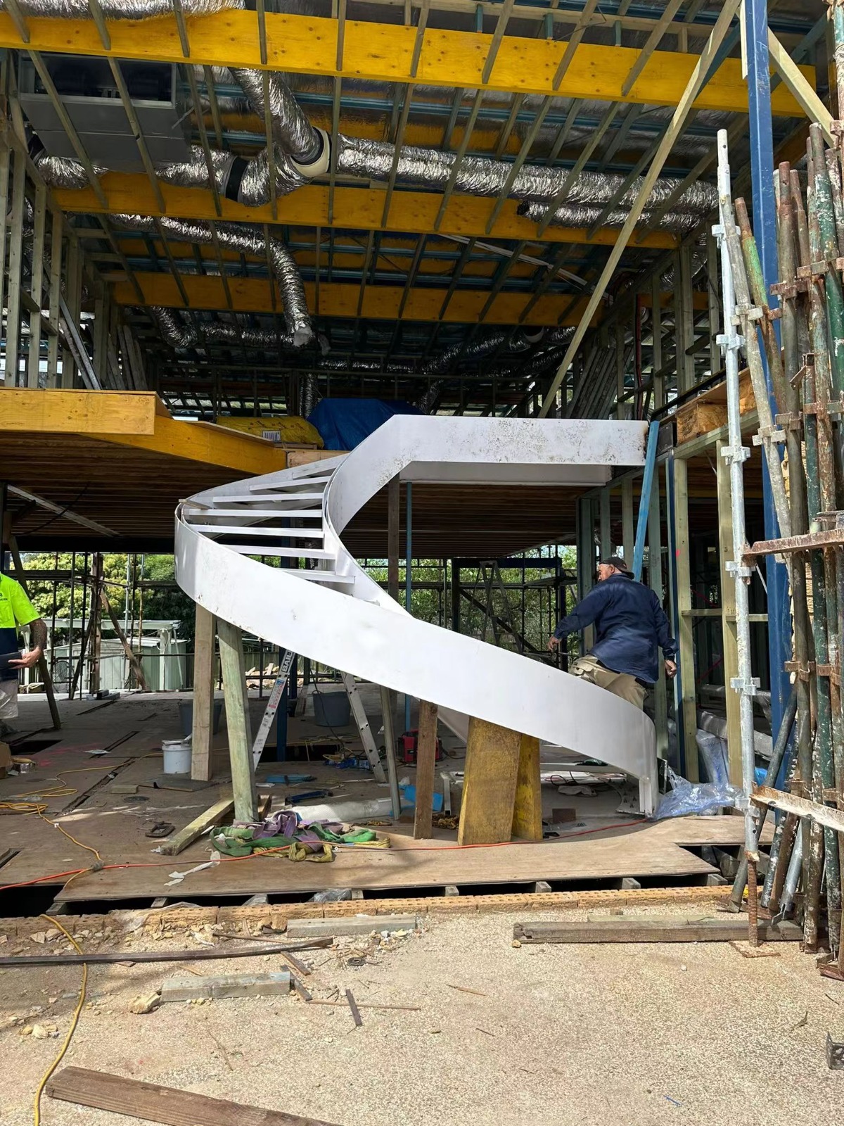 Curved staircase fabrication during construction